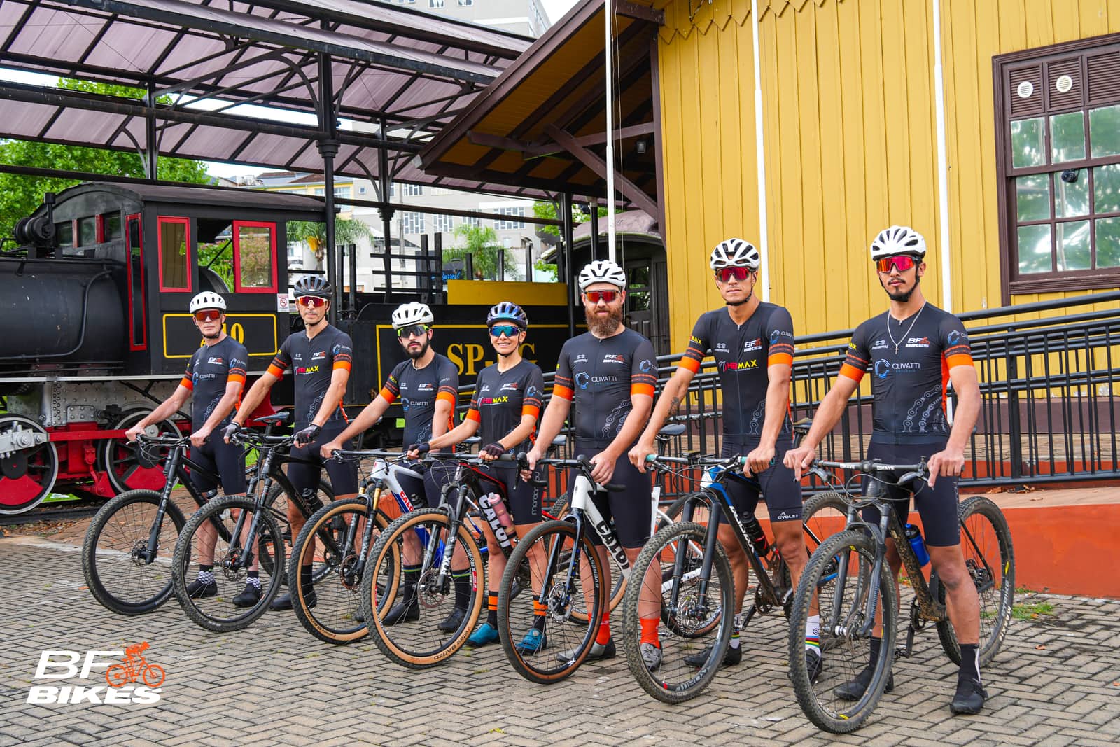 Time BF Bikes reunido com bicicletas em ponto de encontro na cidade