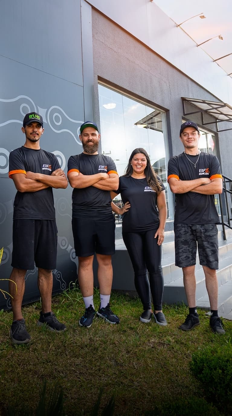 Equipe da BF Bikes em frente à loja, uniformizada