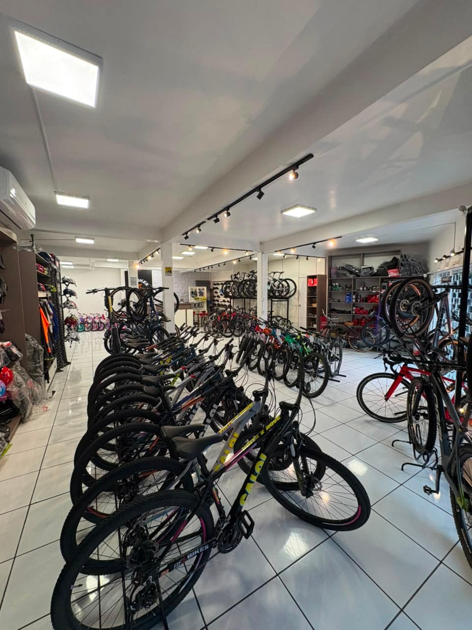Vitrine de bikes e acessórios da BF Bikes